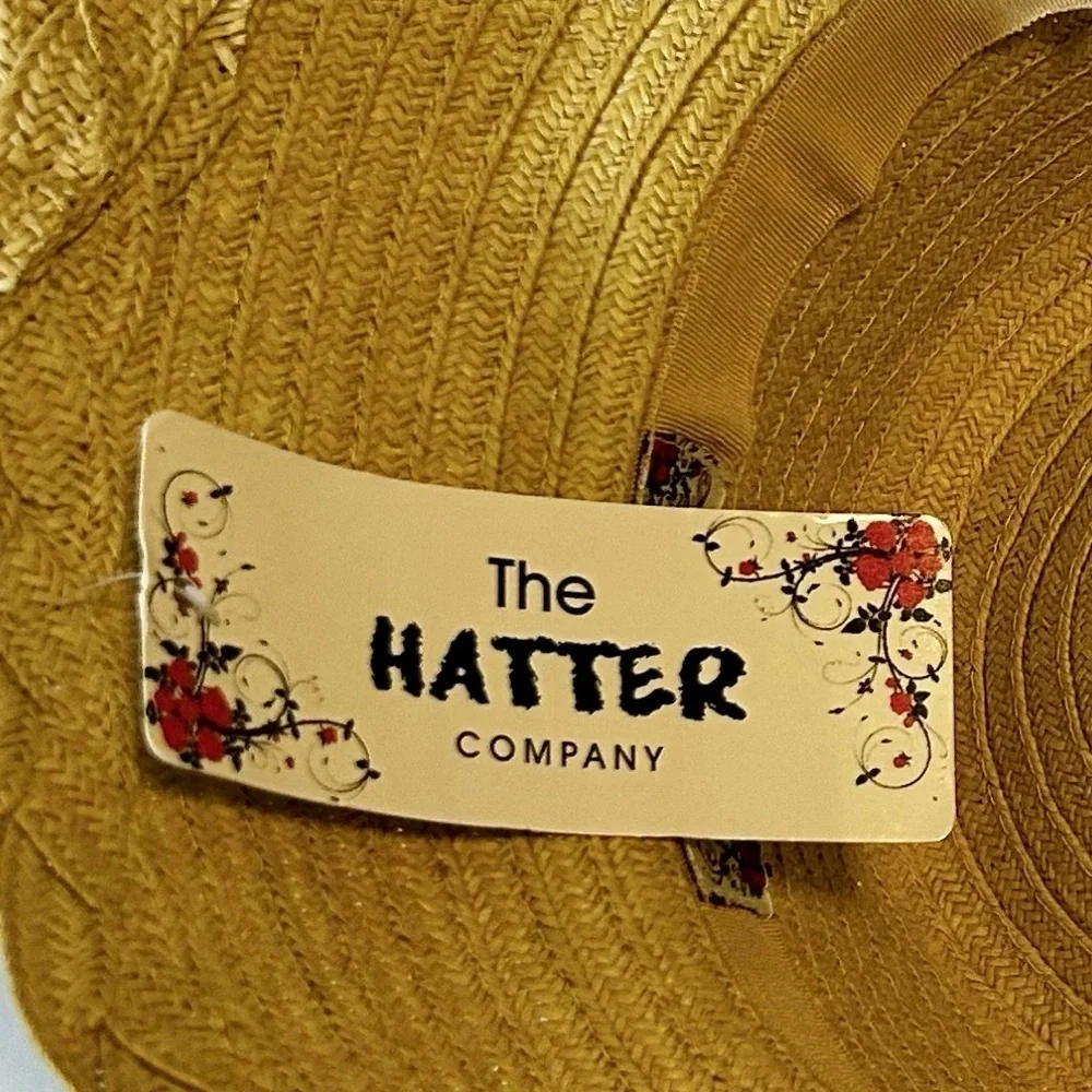 The Hatter Company Tan Straw Kettle brim Cloche Hat. NWT